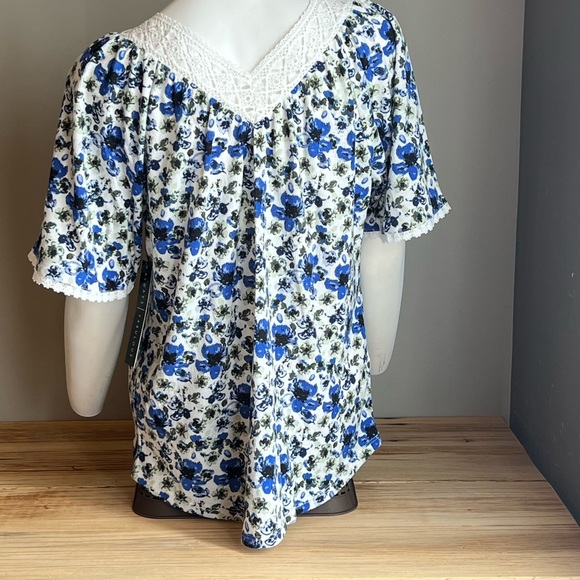 NWT Absolutely Famous Top Size Small - Picture 3 of 6